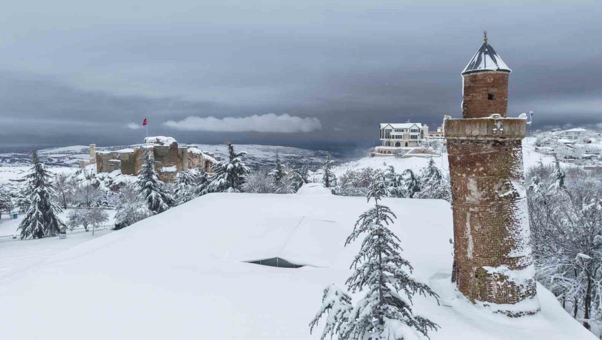 Medeniyetlerin beşiği Harput beyaza büründü, kartpostallık görüntüler oluştu