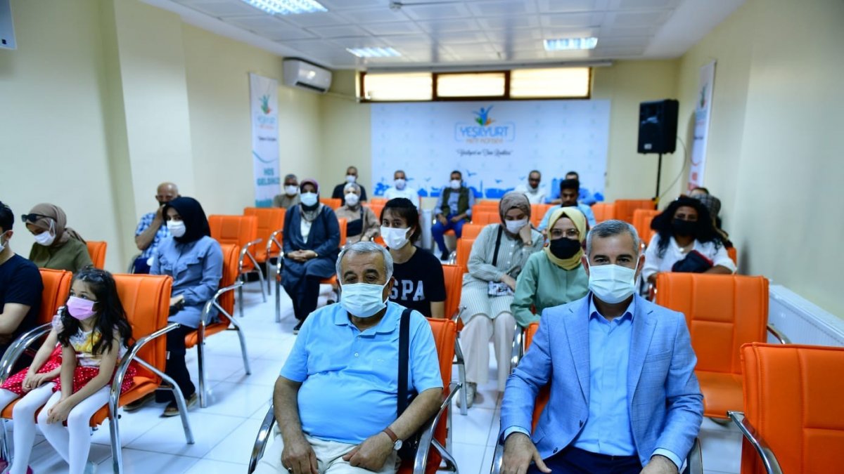 Mehmet Çınar, fotoğrafçılık kursunu ziyaret etti