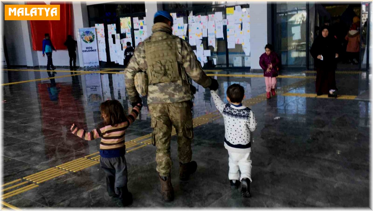Mehmetçiğin dikkati sayesinde depremzede iki çocuk kaybolmaktan kurtuldu