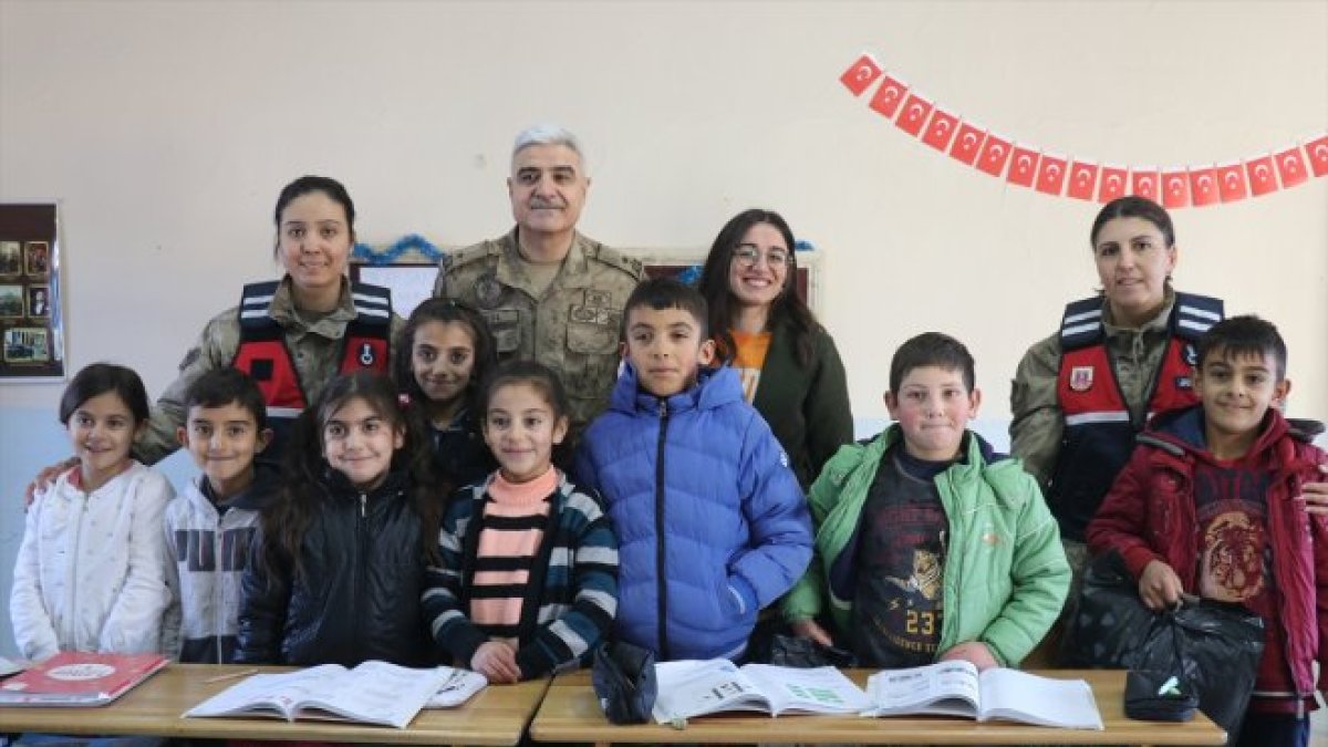 Mehmetçik Ağrı'daki köy çocuklarını kışlık kıyafetlerle mutlu etti