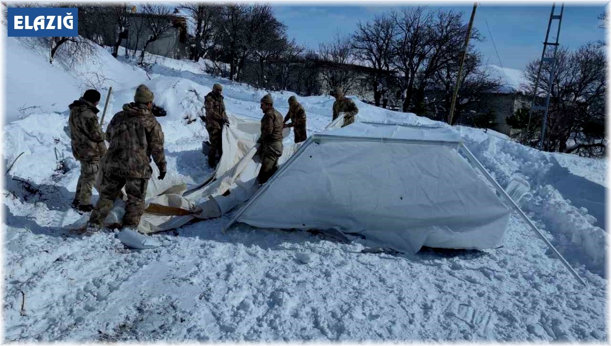 Mehmetçik deprem bölgesinde çalışmalarını sürdürüyor