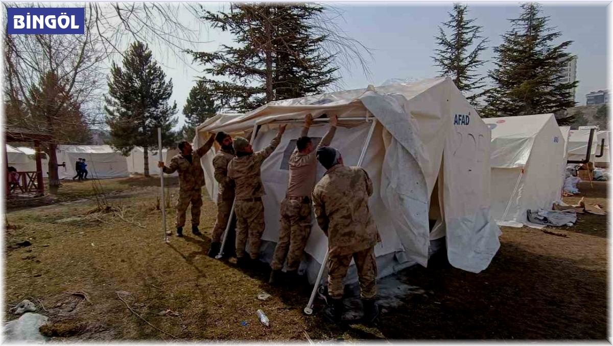Mehmetçik deprem bölgesinde yaraları sarmaya devam ediyor