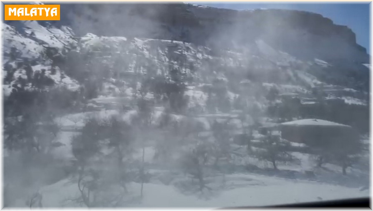 Mehmetçik, deprem nedeniyle ulaşılamayan köylere helikopterle yardım götürüyor