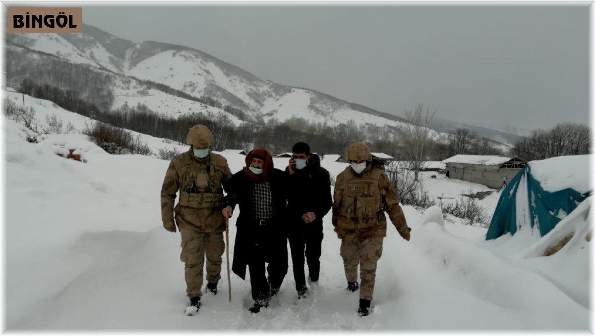 Mehmetçik, mahsur kalan yaşlı hasta için seferber oldu