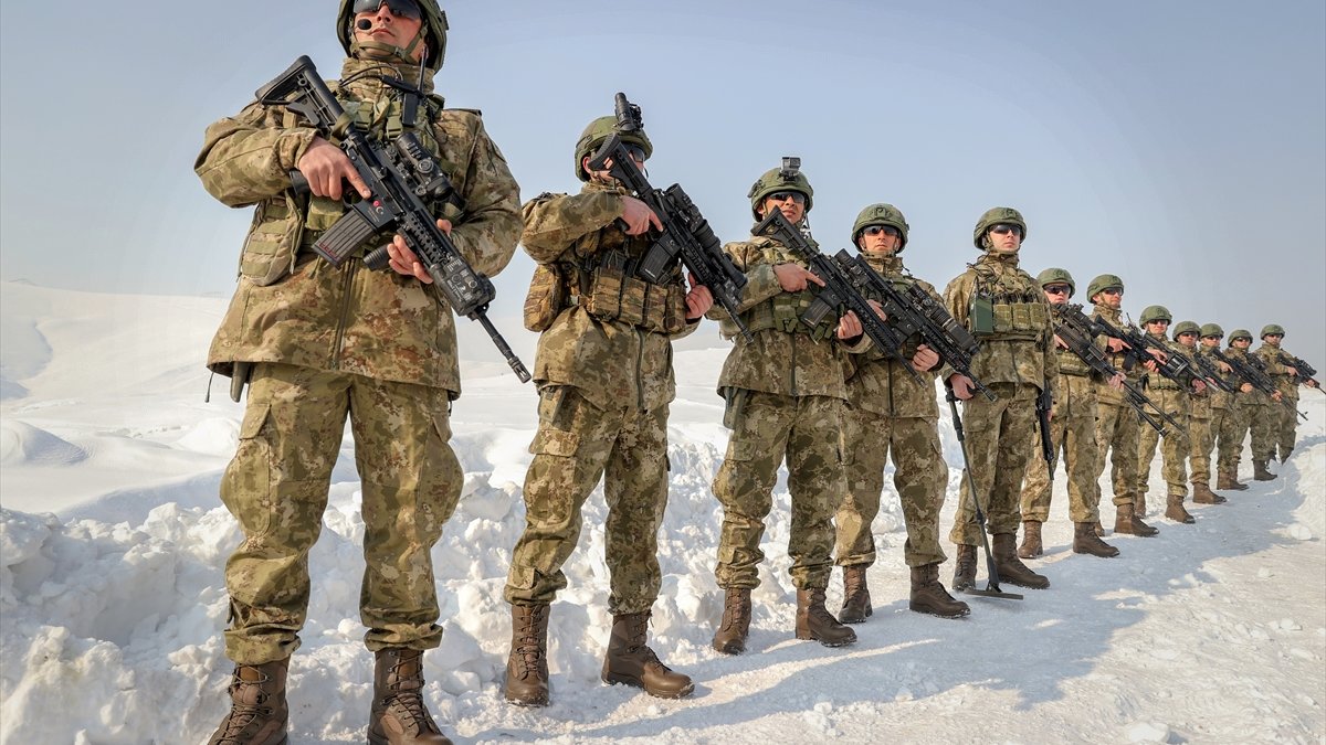 Mehmetçik yeni kamuflajlarıyla görev başında