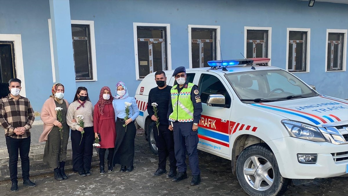Mehmetçikten dağ köyündeki öğretmenlere çiçekli Öğretmenler Günü sürprizi
