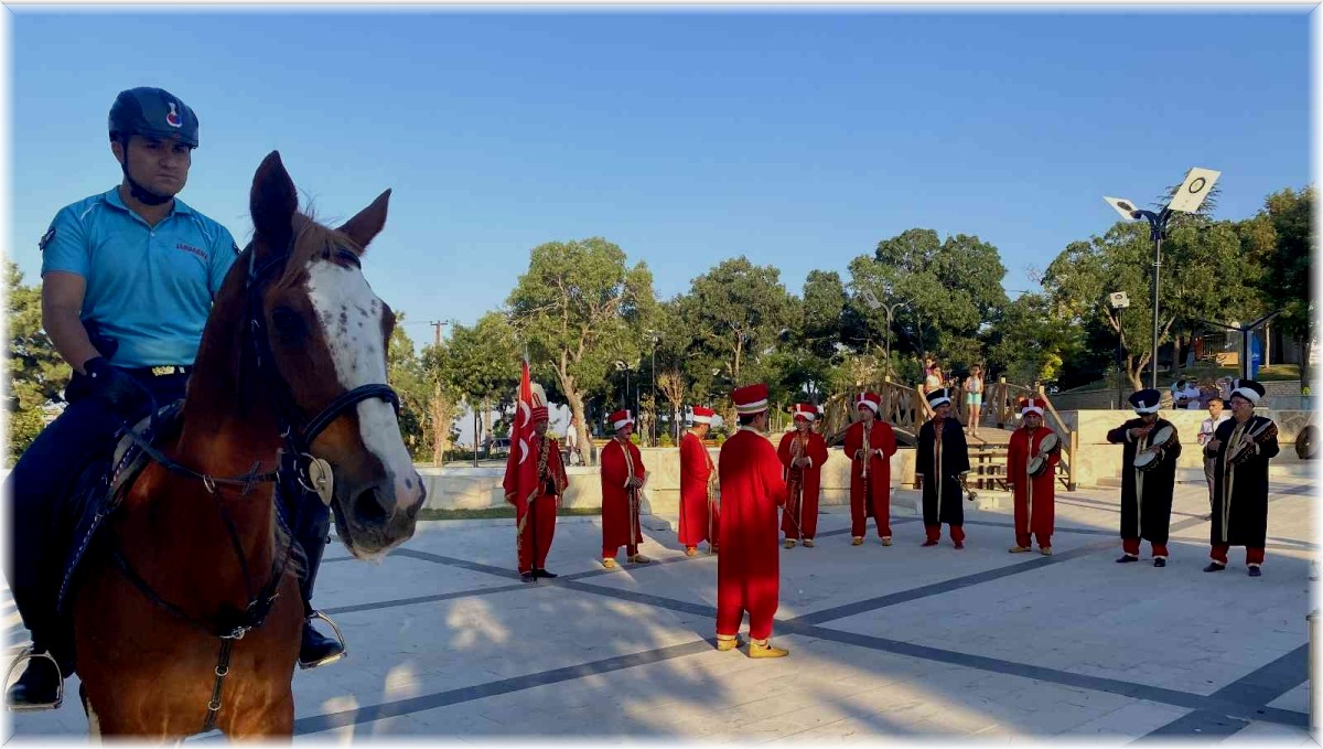 Mehteran takımı ve Atlı Jandarma Timi vatandaşlara Osmanlı dönemini yaşattı