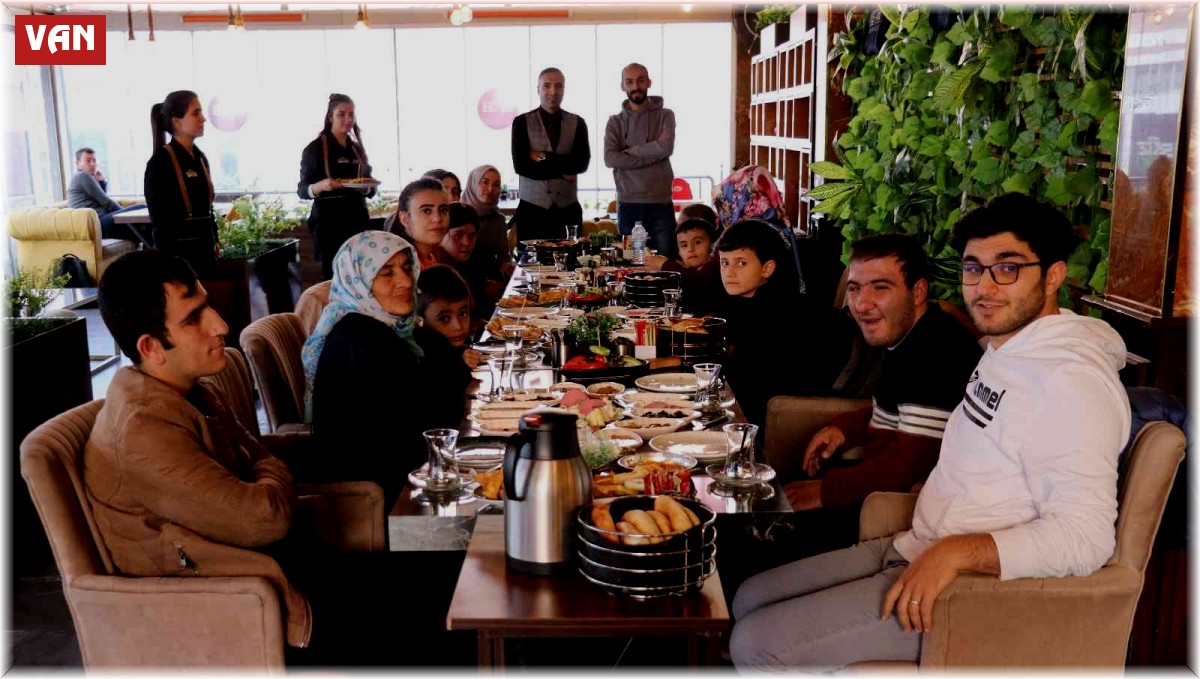 Mekan Kafe Restoran engellileri ağırladı