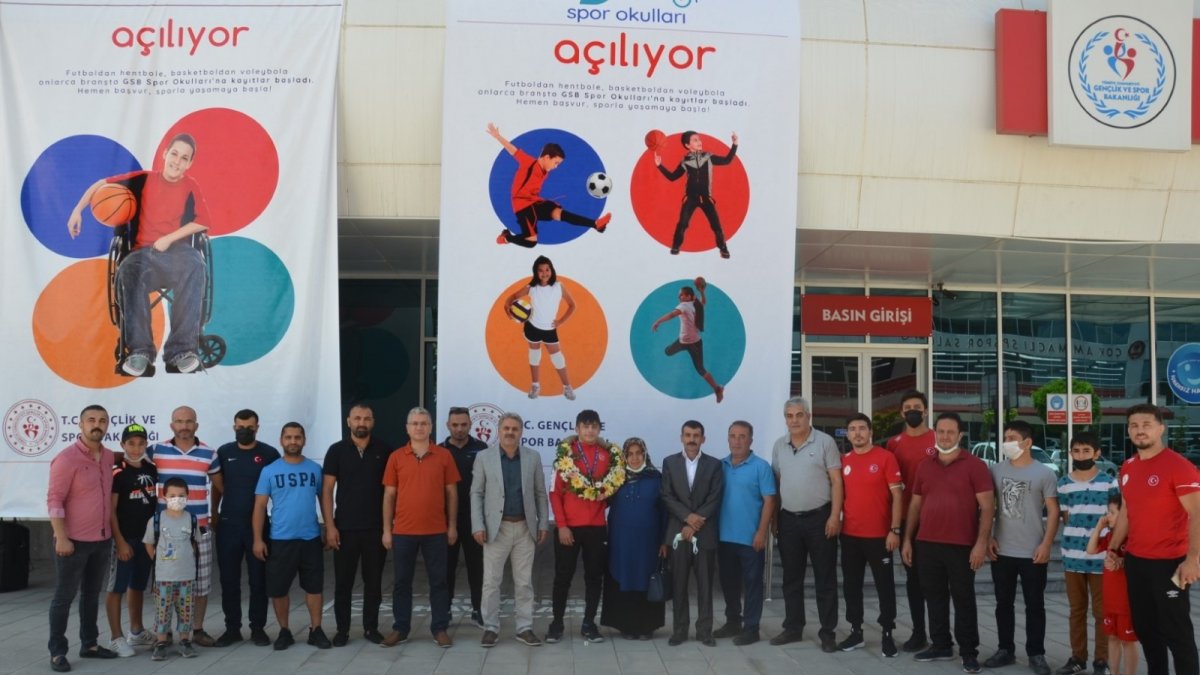 Memleketine madalyayla dönen sporcuya coşkulu karşılama