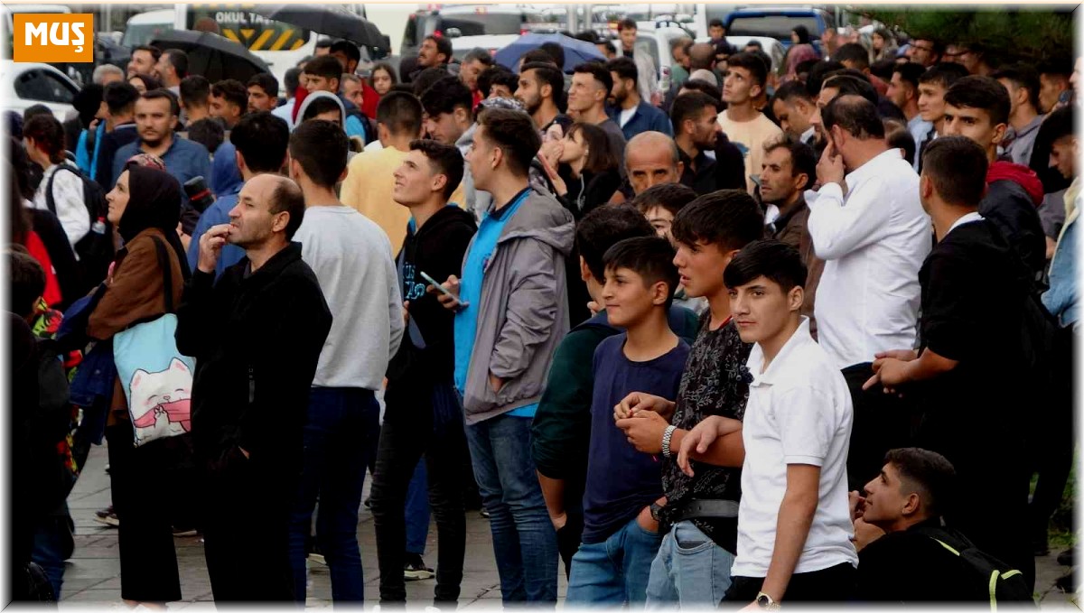 Meraklı vatandaşlar intihar girişiminde bulunan genci saatlerce yağmur altında izledi