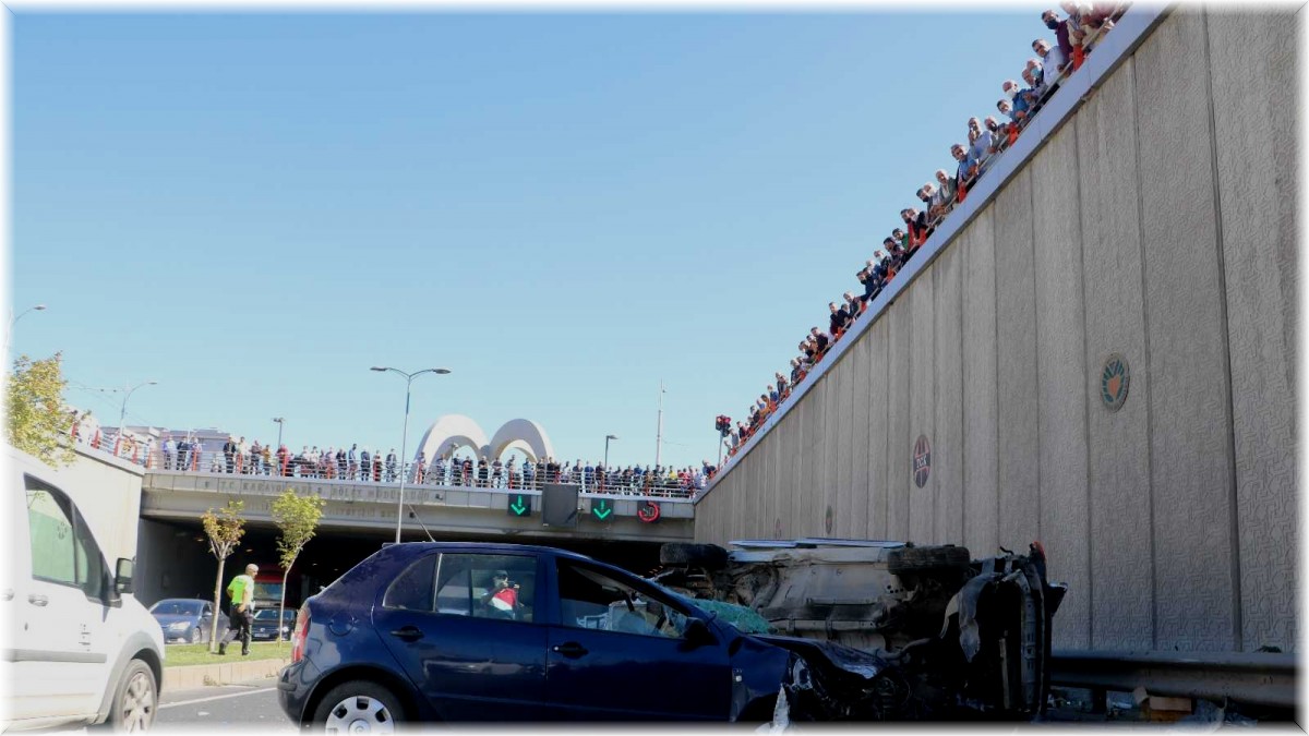 Meraklı vatandaşlar kazayı film gibi izledi