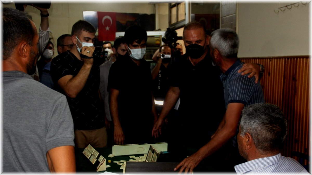 Meral Akşener'in kahvehane ziyaretinde gergin anlar