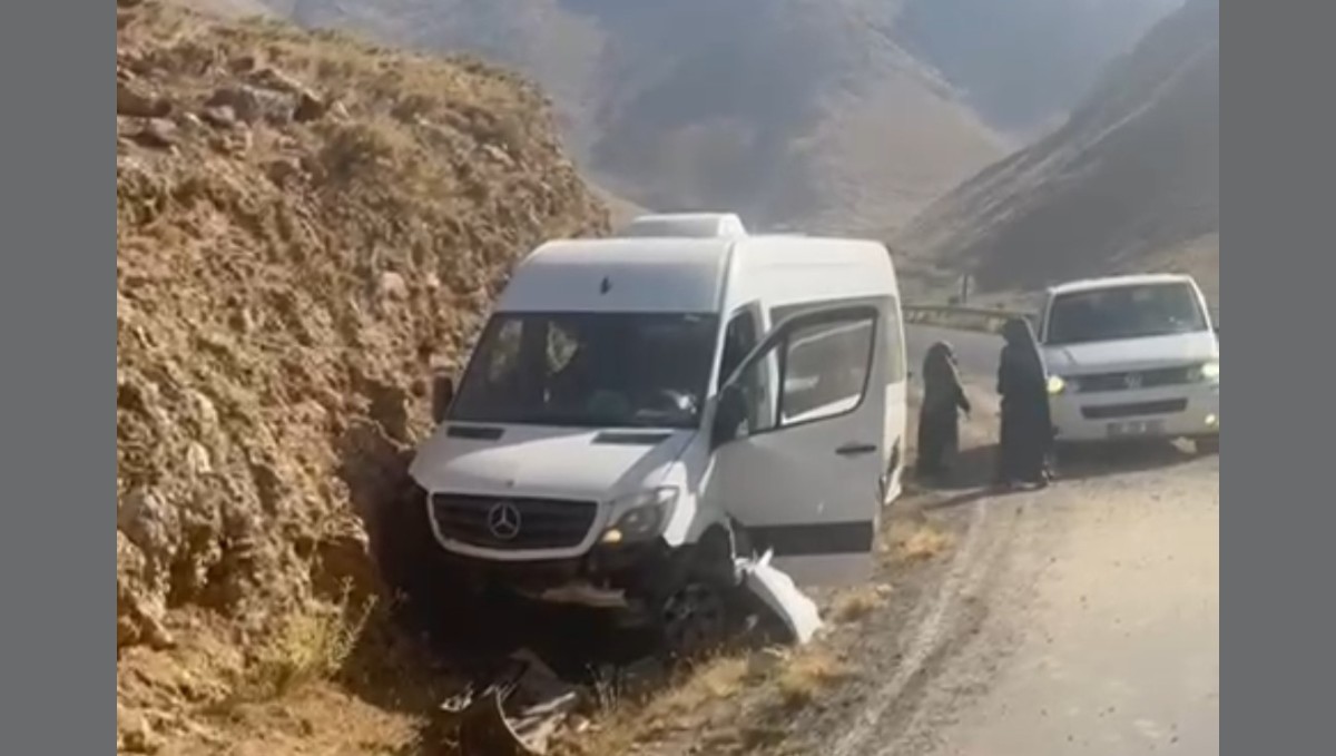 Mercedes minibüs kaza yaptı: 18 yolcu ölümden döndü