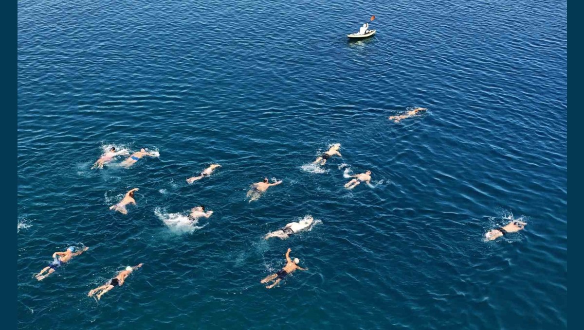 Merhum Vali Erol Karaömeroğlu anısına Van Gölü'nde yüzme maratonu