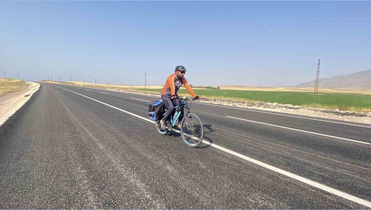 Mersinli bisikletçi Van Gölü için pedal çevirdi