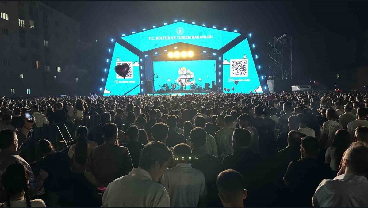 Merve Özbey'den Yüksekova'da konser