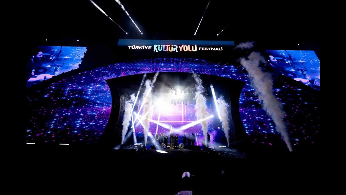 Merve Özbey memleketi Erzurum'da rüzgâr gibi esti