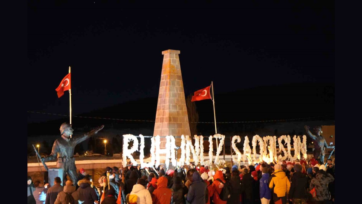 Meşalelerle şehitler için geceyi aydınlattılar