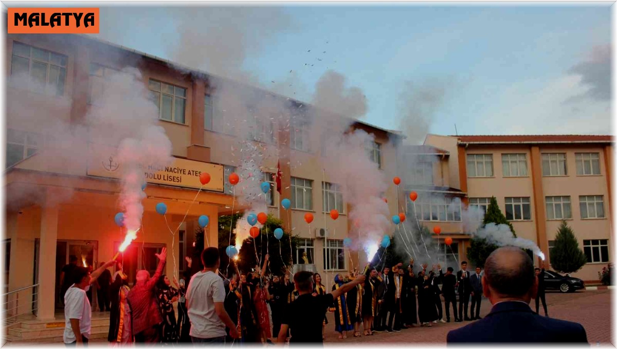 Meşaleli mezuniyet kutlaması