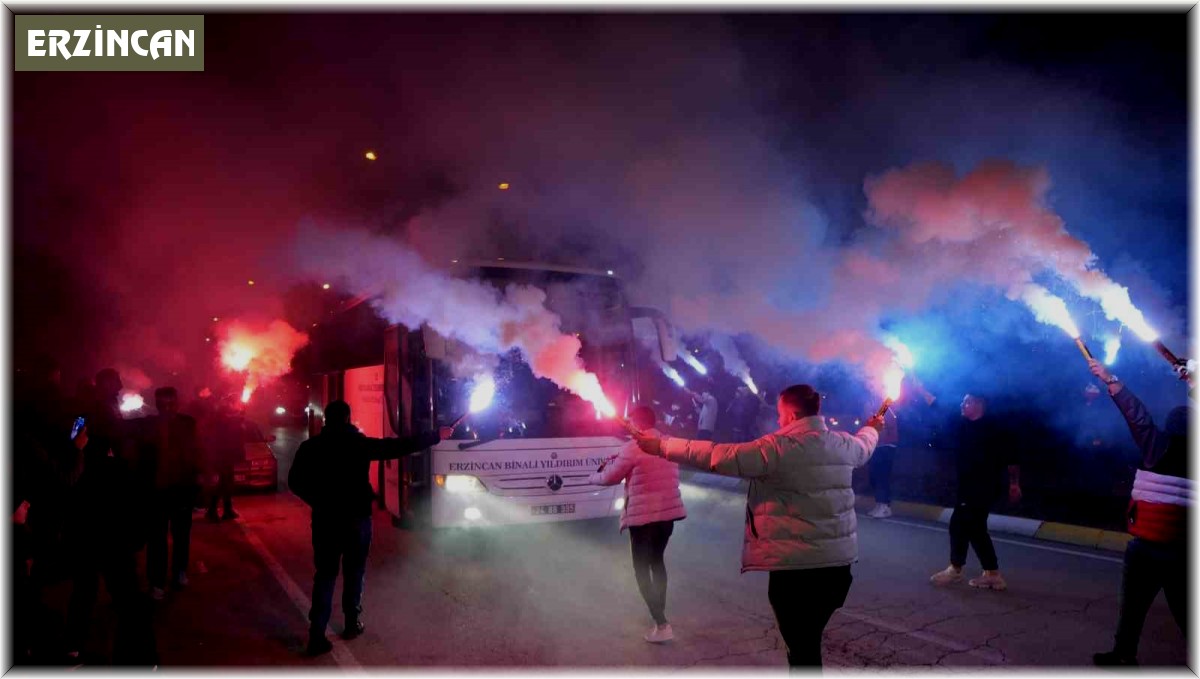 Meşaleli taraftarlar 24Erzincanspor'u coşkuyla karşıladı