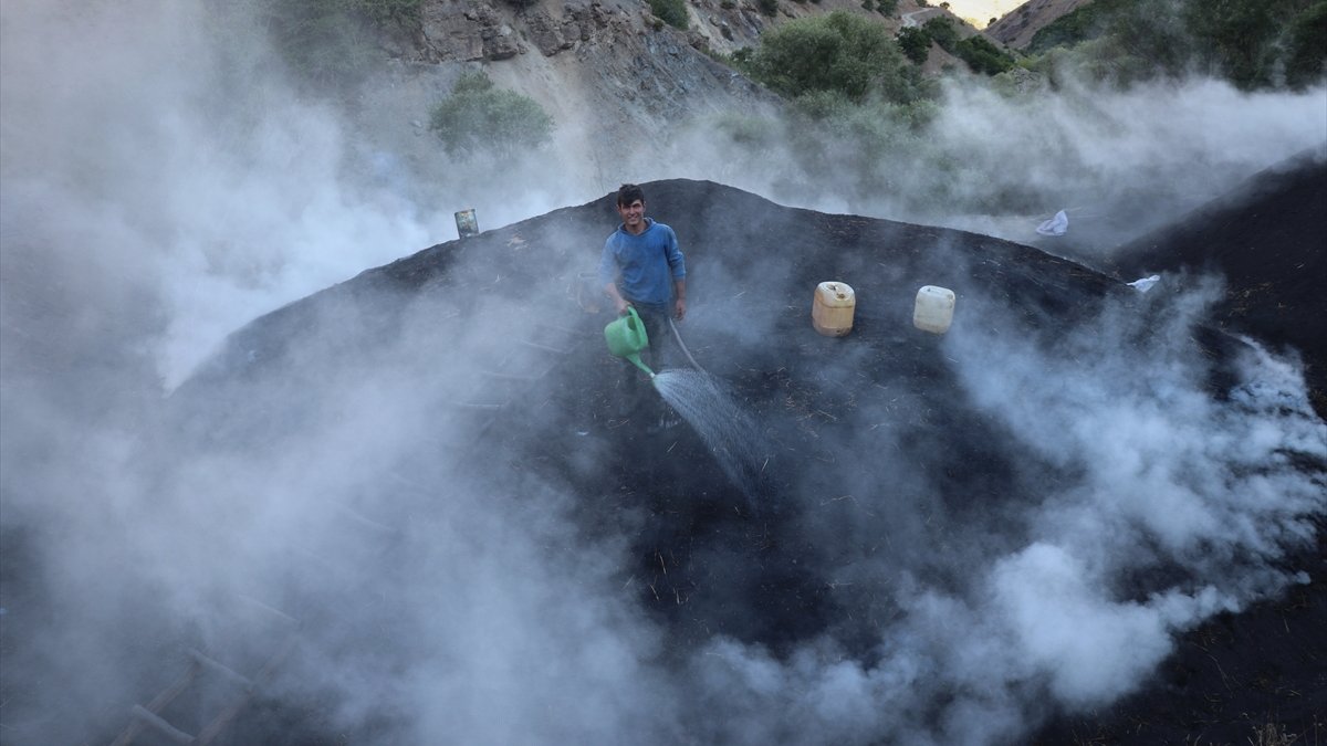 Meşe odununu bunaltıcı sıcakta mangal kömürüne dönüştürüyorlar