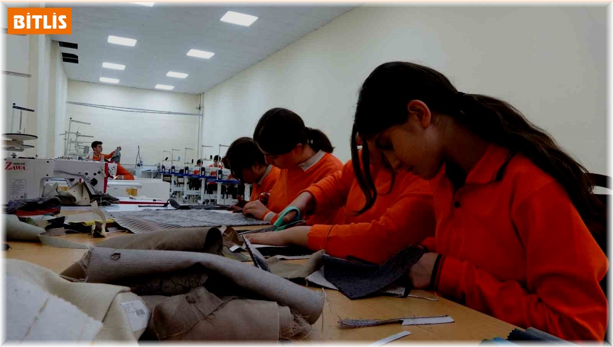 Mesleğe dikiş yaparak hazırlanıyorlar