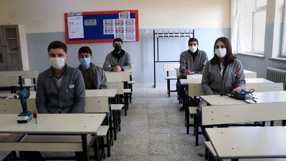 Meslek lisesi öğrencileri köy okulları için seferber oldu