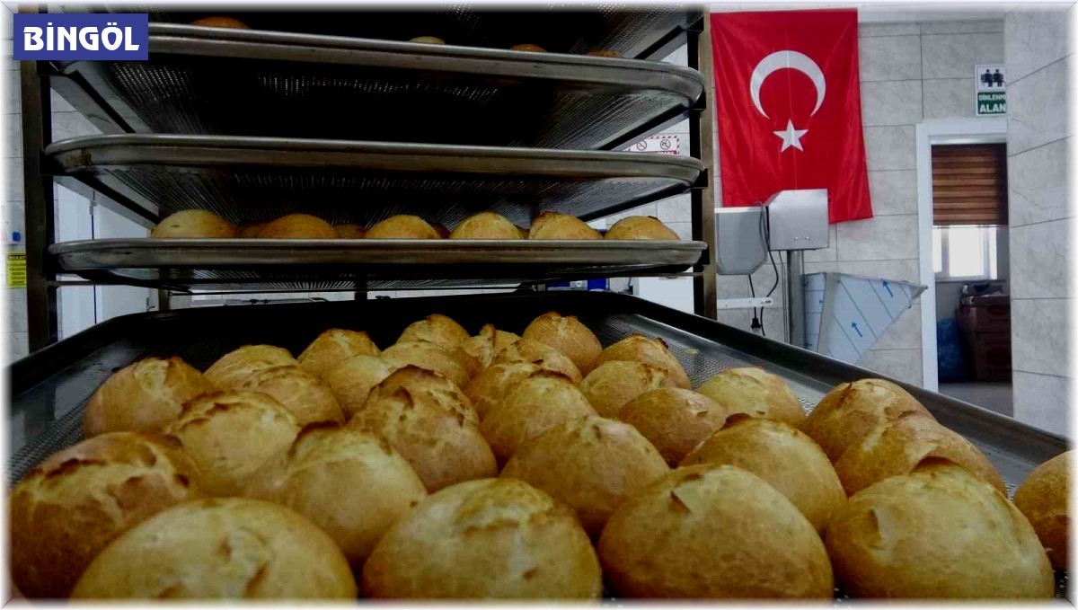 Meslek lisesinde depremzedeler için günde 15 bin ekmek üretiliyor