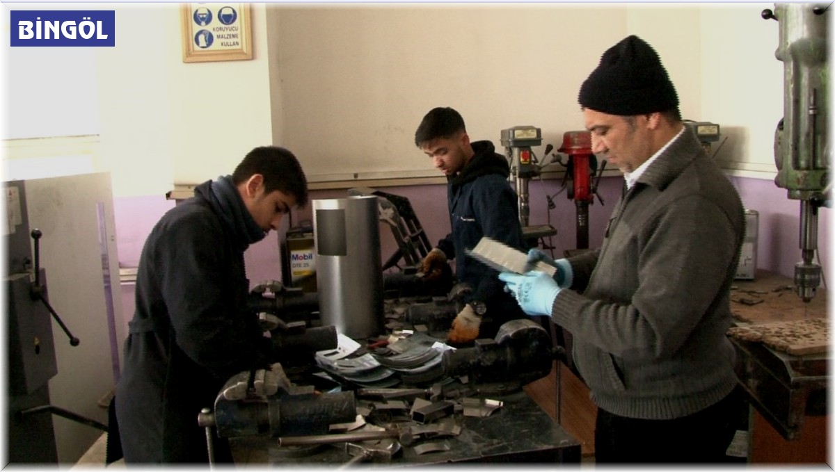 Meslek lisesinde depremzedeler için soba üretimi yapılıyor