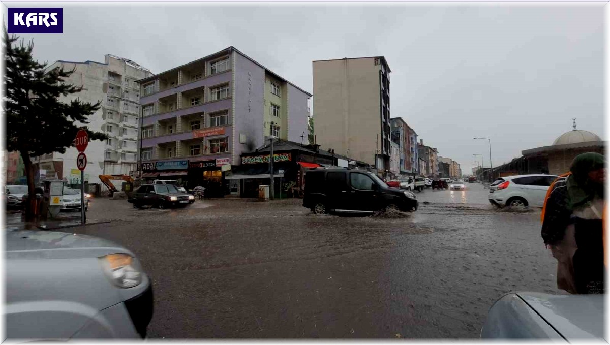Meteoroloji uyarmıştı, Kars'ta caddeler göle döndü