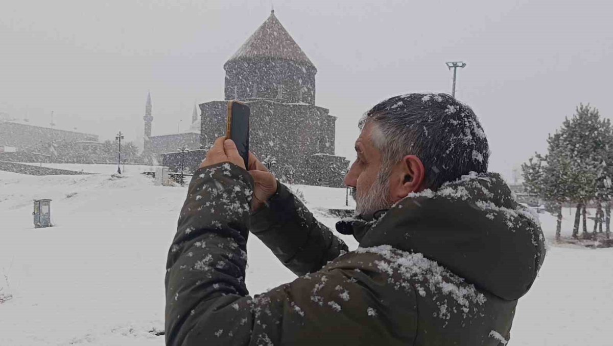 Meteoroloji uyarmıştı: Kars'ta yoğun kar yağışı başladı