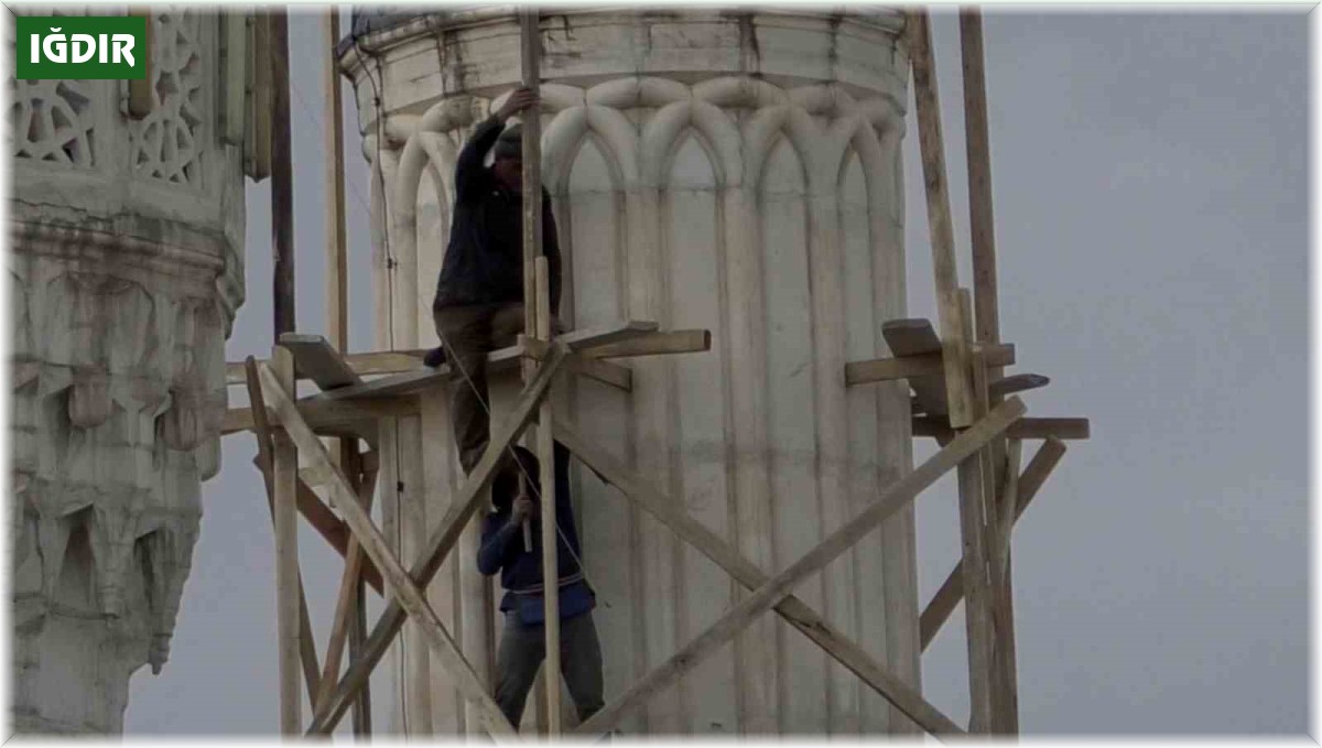 Metrelerce yükseklikte güvenlik önlemi almadan çalışıyorlar