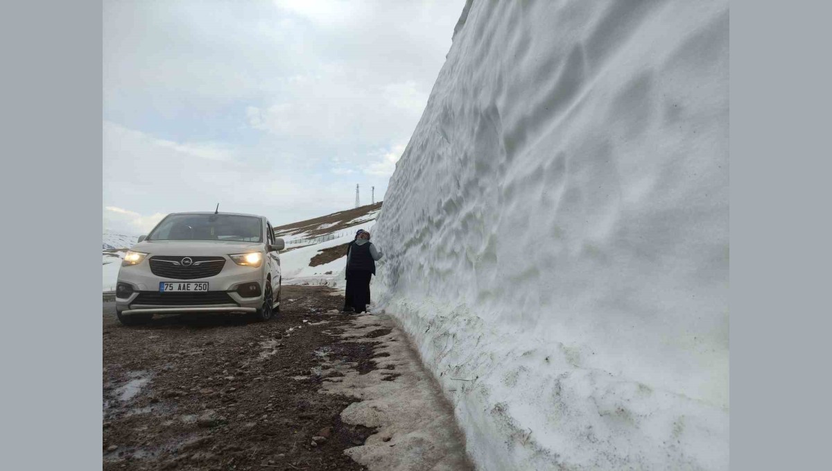 Metrelerce yükseklikteki şaşırtan kar kütlesi