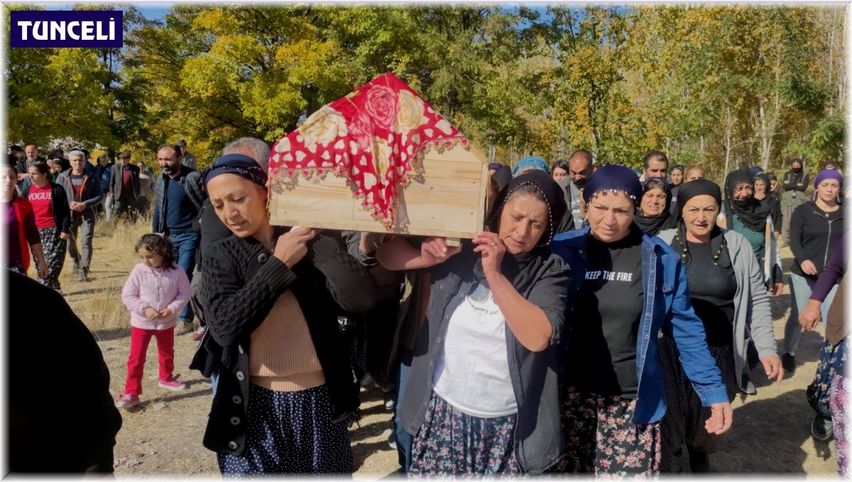 Metrobüs durağında uğradığı silahlı saldırıda hayatını kaybetmişti, tabutunu kadınlar taşıdı
