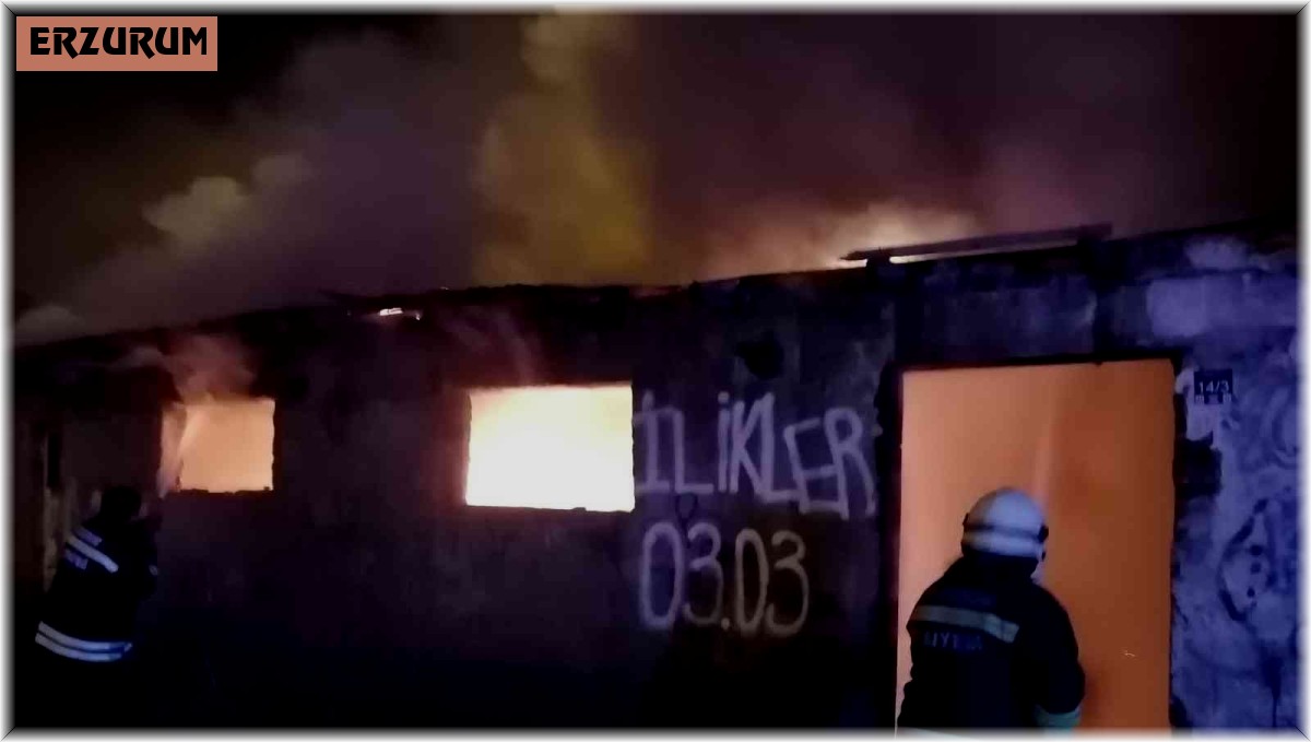 Metruk binada çıkan yangın geceyi aydınlattı