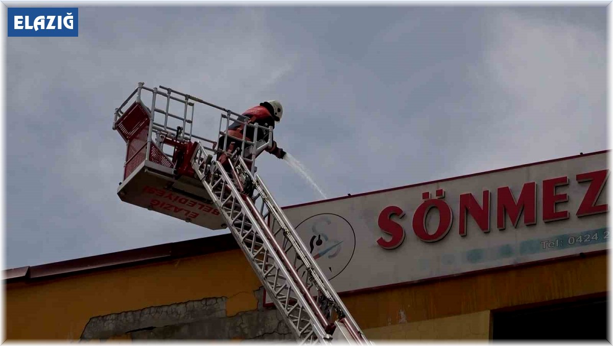 Metruk binanın çatı katında korkutan yangın