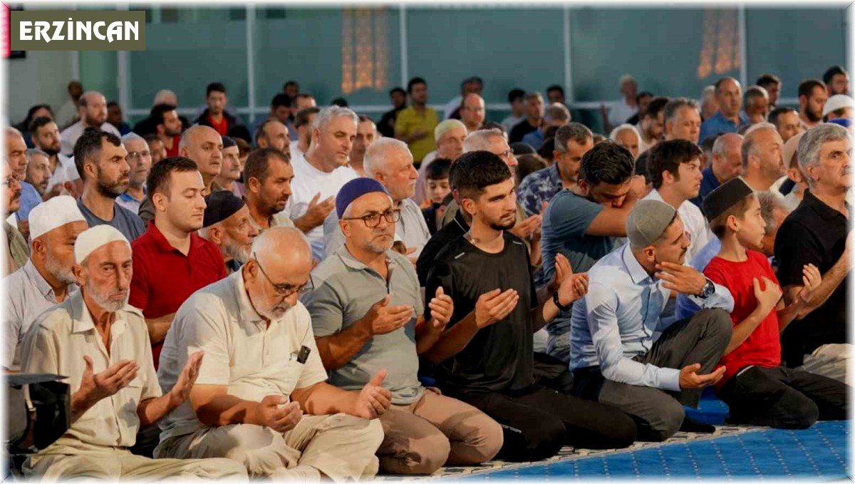 Mevlid Kandilinde Erzincanlılar camileri doldurdu