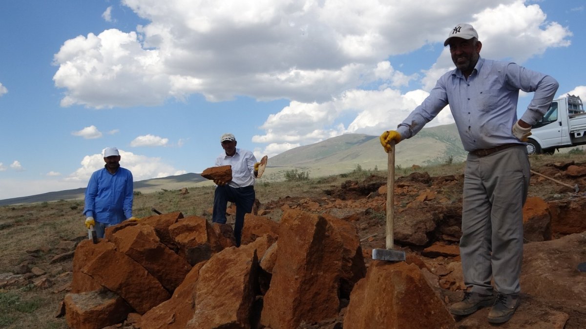 Mevsimlik işçiler ekmeklerini taştan çıkarıyor