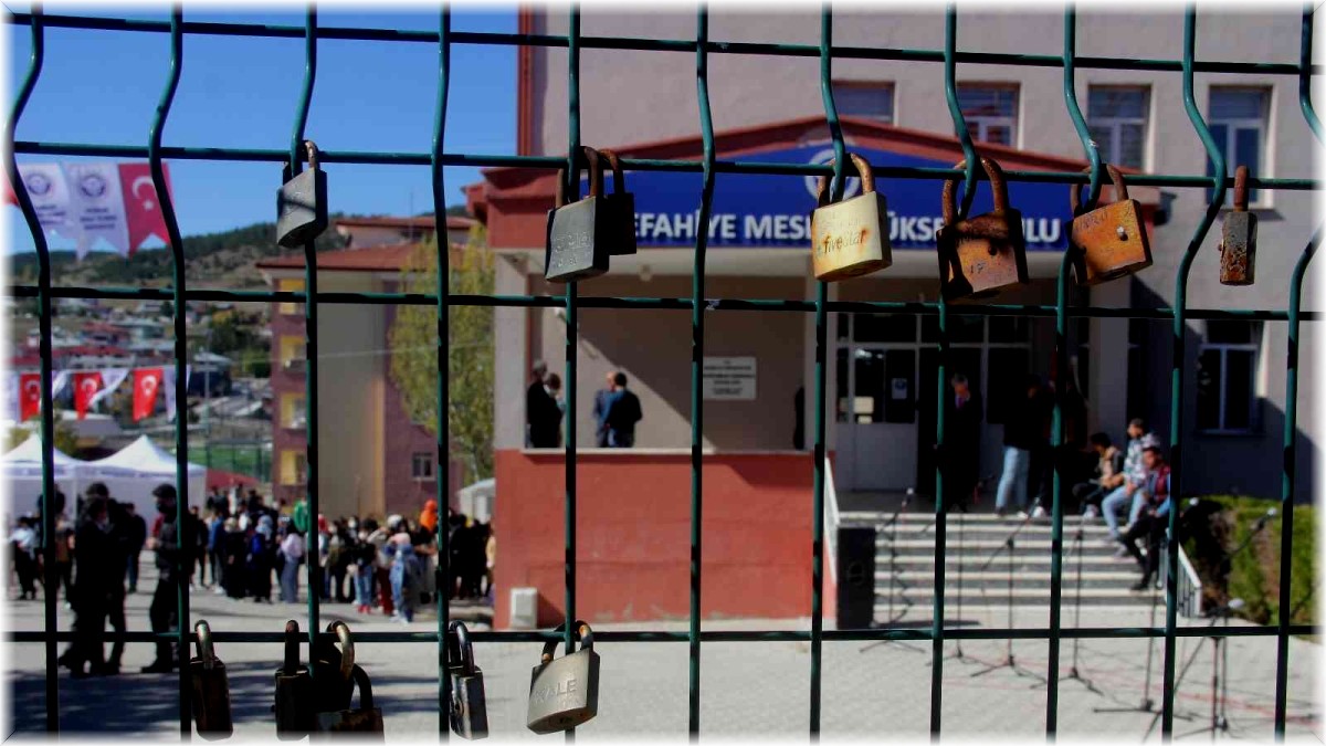 Mezun olup gittiler kilitleri anı bıraktılar