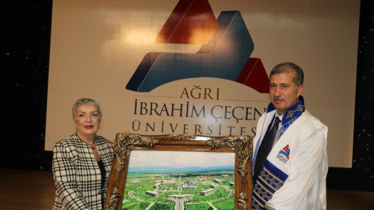 Mezuniyet coşkusunun yaşandığı AİÇÜ'de başarılı sporcular ödüllendirildi