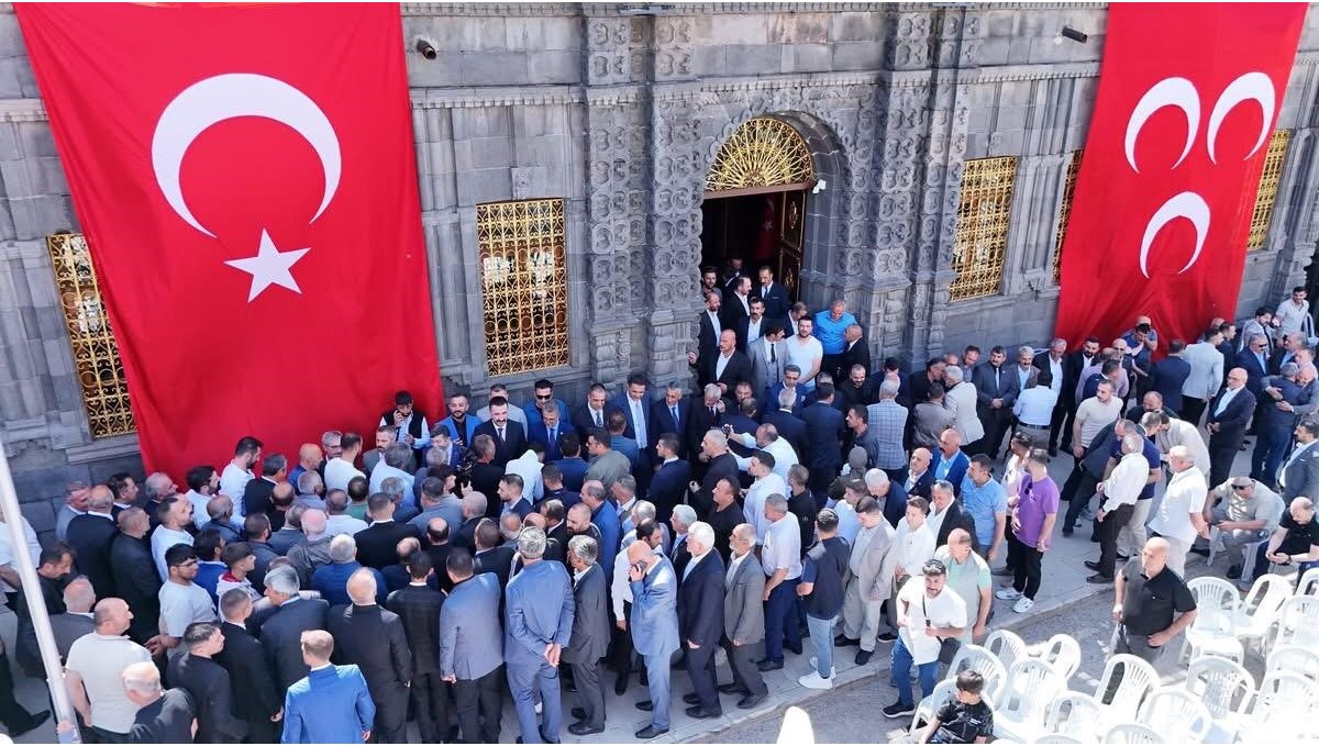 MHP'de bayramlaşma programına yoğun ilgi