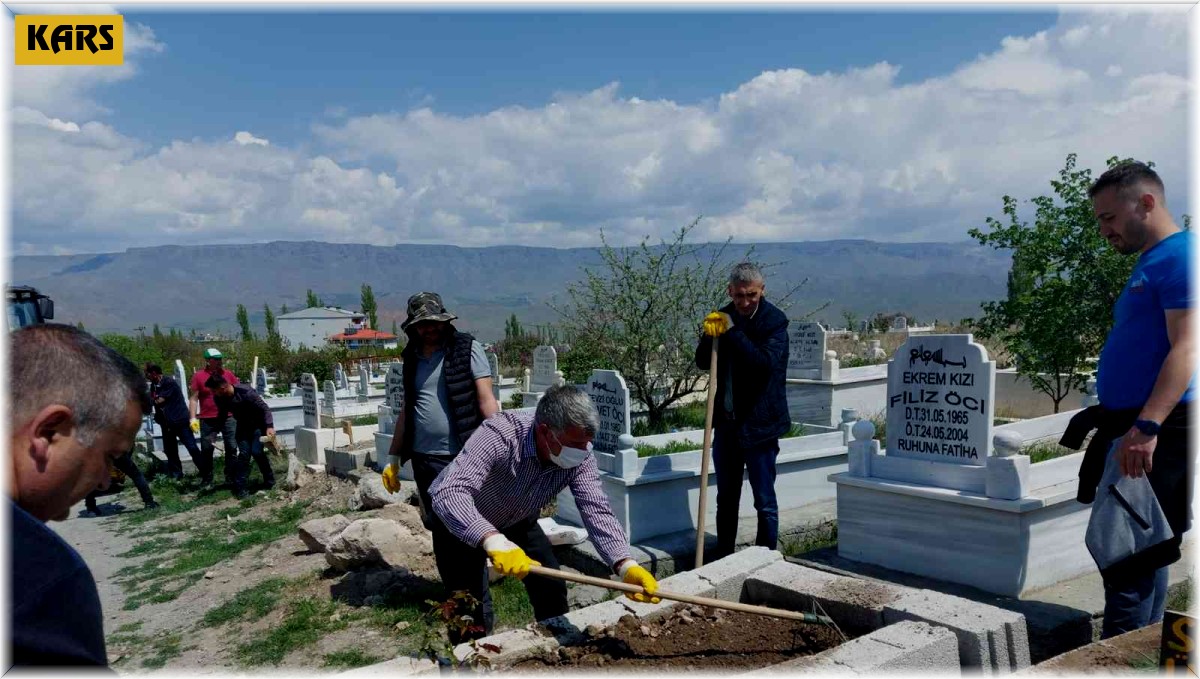 MHP'li başkan mezarlıklarda temizlik yaptı