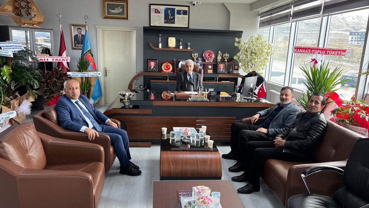 MHP Van İl Başkanı Salih Güngöralp, şoför esnafıyla Van'daki ulaşım sorunlarını görüştü