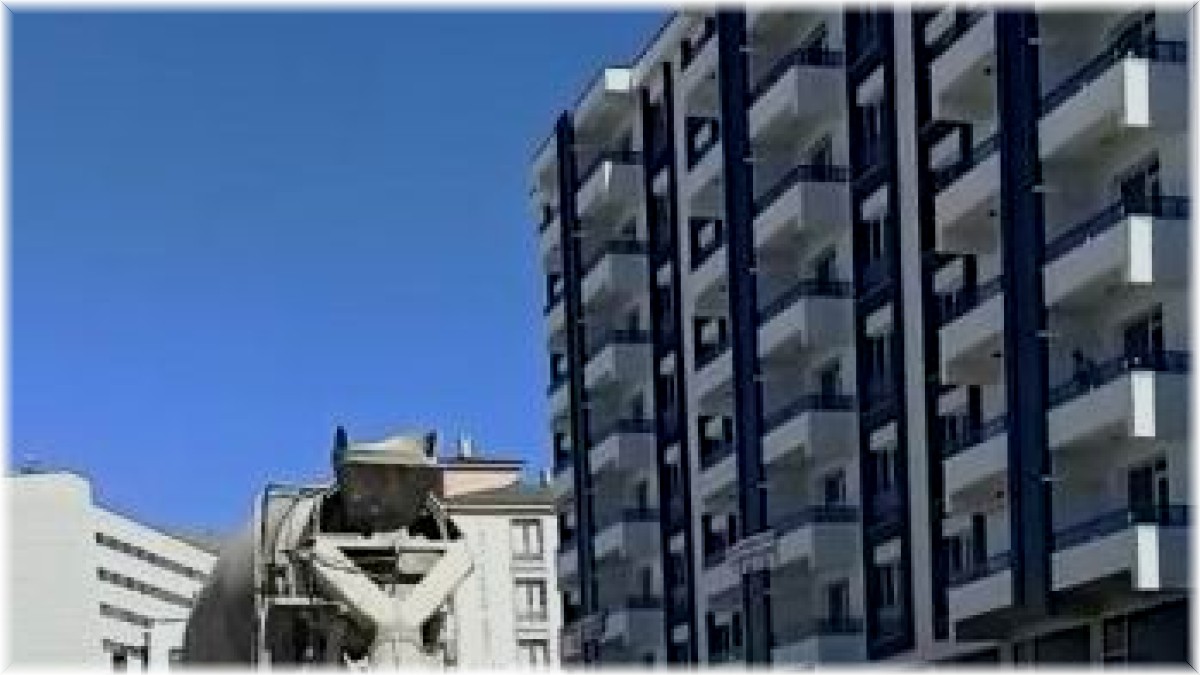 Mikser döke döke ilerledi, cadde betona bulandı