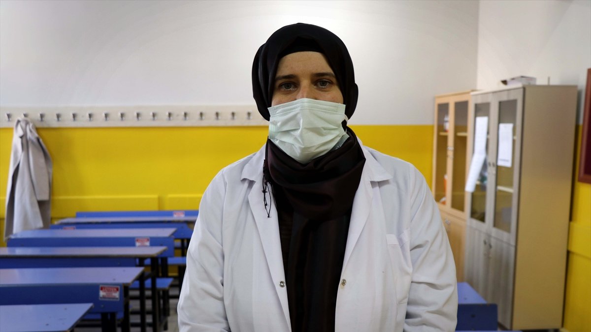 MİLLET İRADESİNE DARBE: 28 ŞUBAT - Başörtülü olduğu için görevine son verilen Saliha öğretmen yaşadıklarını unutamıyor