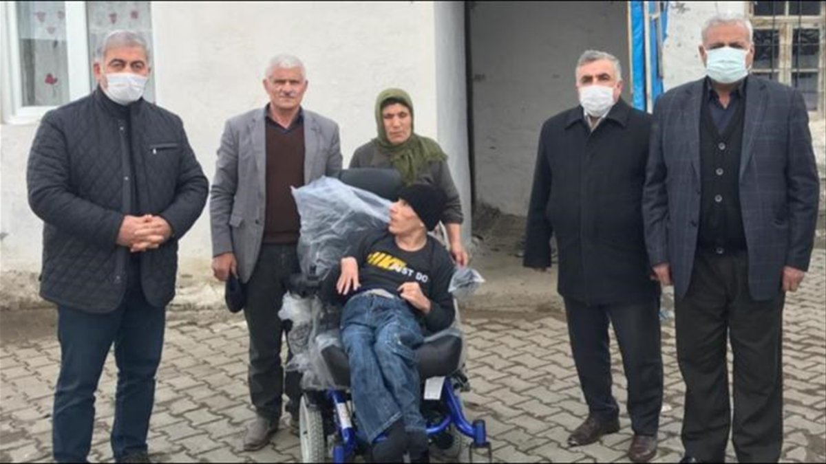 Milletvekili Arslan'dan iki engelliye akülü araç desteği