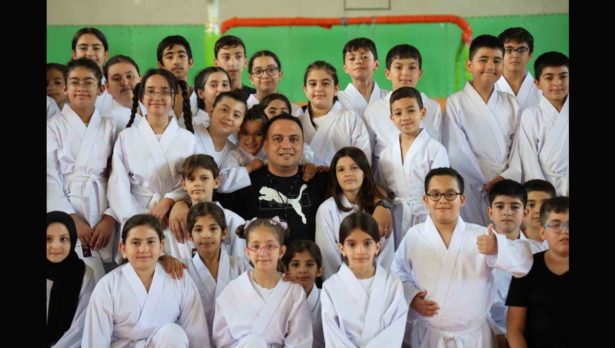 Milli antrenör polisten örnek davranış: 90 çocuğa gönüllü kurs veriyor