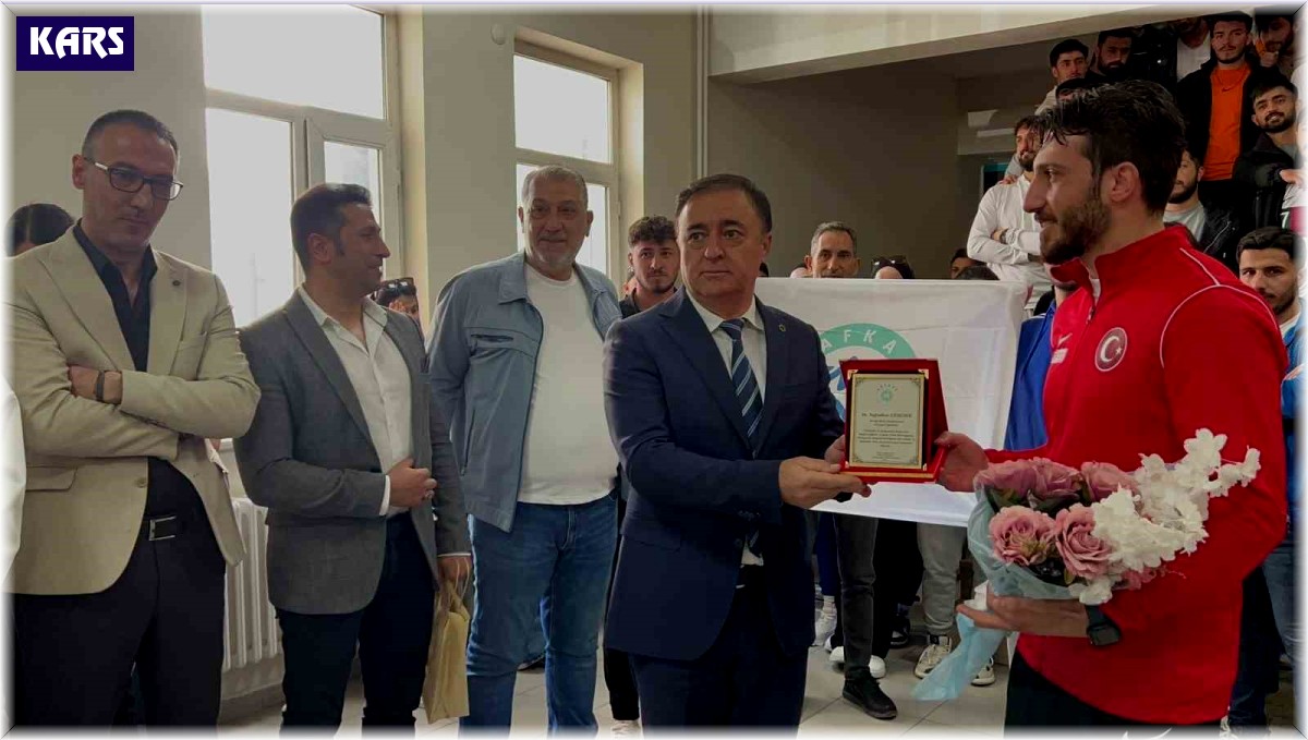 Milli boksör Erdemir, okulunda sevgiyle karşılandı