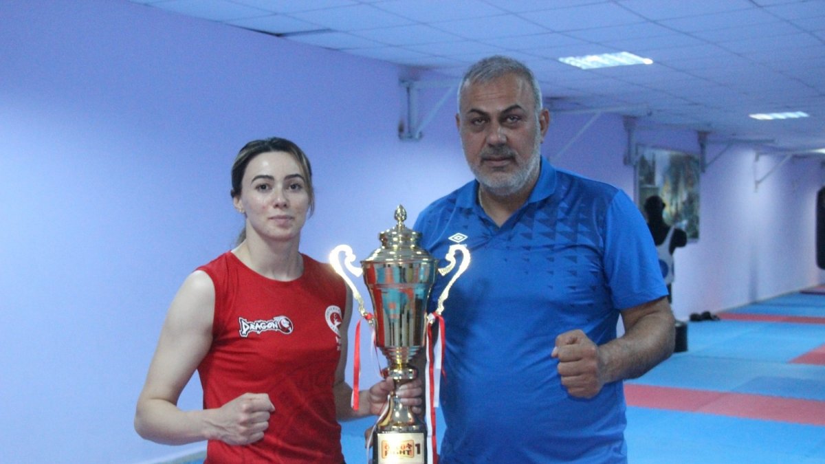 Milli boksör Zelal Şengür, yumruklarını artık profesyonel ringlerde atmaya başladı