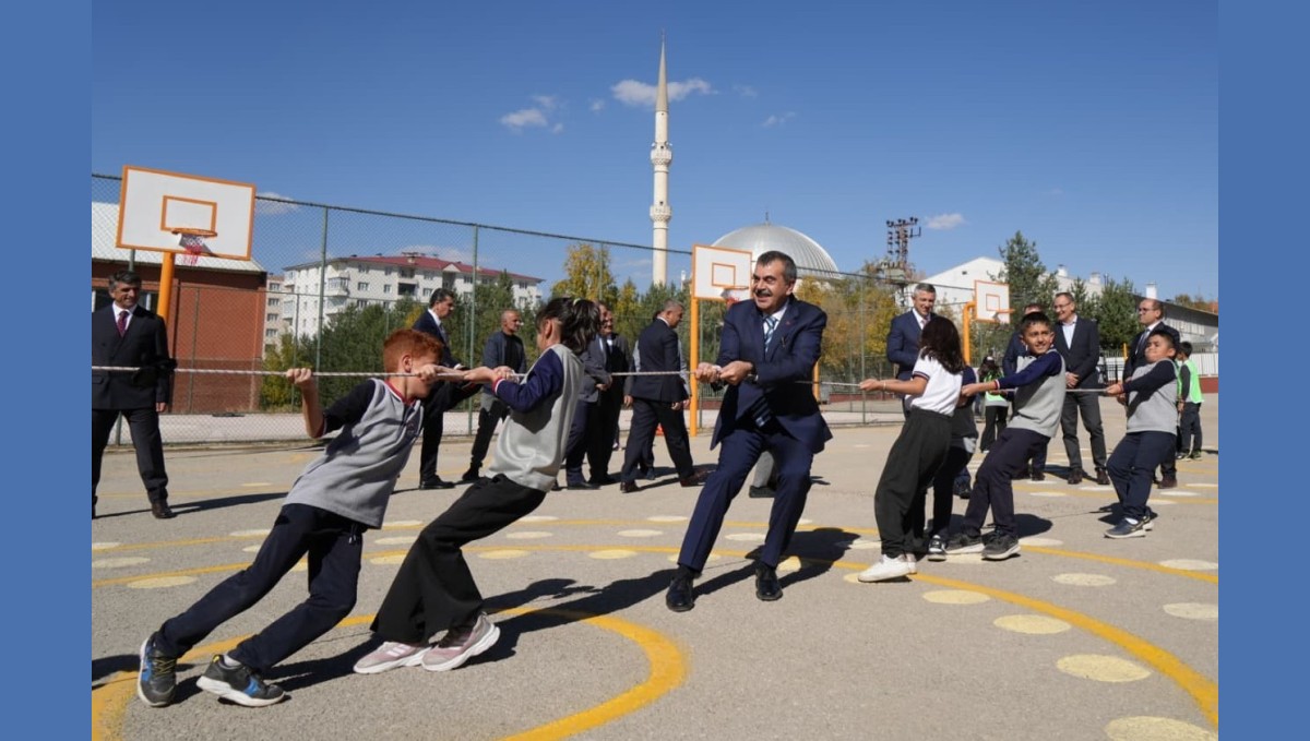 Milli Eğitim Bakanı Tekin, çocukların ip çekme yarışına katıldı, onlarla yakan top oynadı